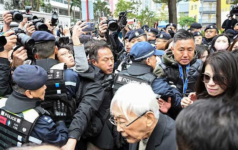 la esposa de jimmy Lai abandona el juzgado