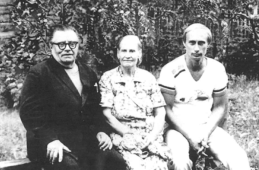 Putin con sus padres 